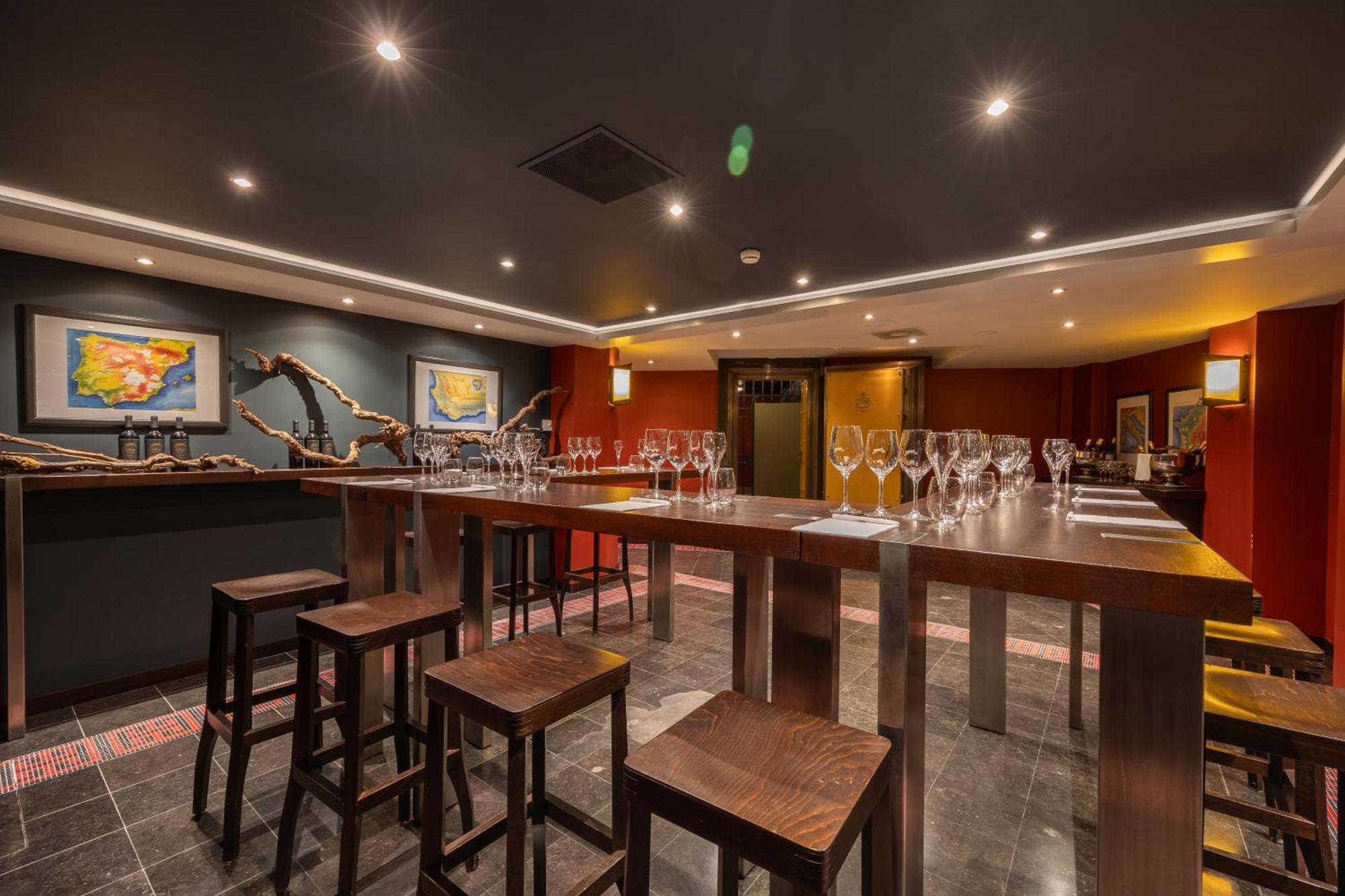 Grand Hotel Amrath Амстердам Екстер'єр фото Wine tasting room at the Wine & Spirit Education Trust