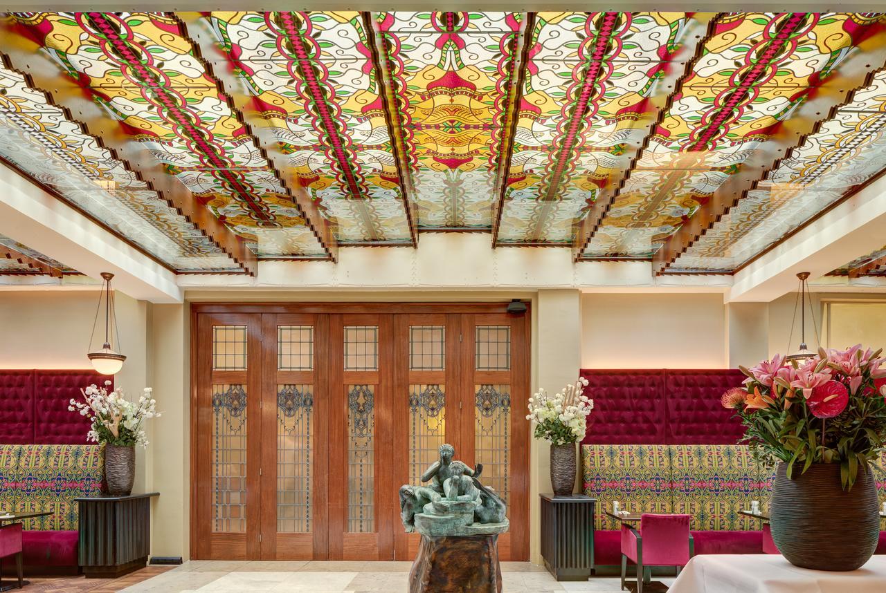 Grand Hotel Amrath Амстердам Екстер'єр фото The ceiling of the lobby